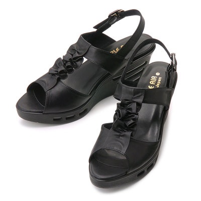 ３重構造のエアが付いた履き心地快適なバックストラップシューズ。