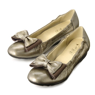 アッパーにはやわらかな牛革を使用。クシュクシュ感とフィット感をもたせました。