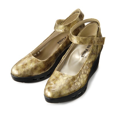 履き心地のよさはもちろんデザインもお洒落で、クロコ型押しの牛革が高級感を演出。