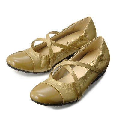 牛革のエナメルトウとクロスストラップで、フェミニンに仕上げたバレエシューズ。