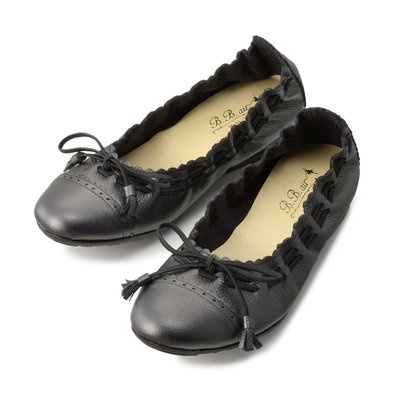 エアヒールと中敷のセイフィットが衝撃を吸収。履き口のフリルと紐がフェミニンです。