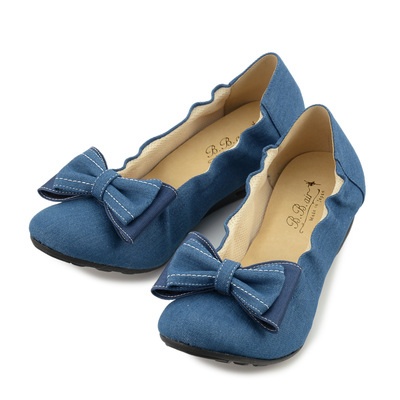 デザイン性＆機能性を兼ね備えた、2cmエアヒールのデニムバレエシューズ。