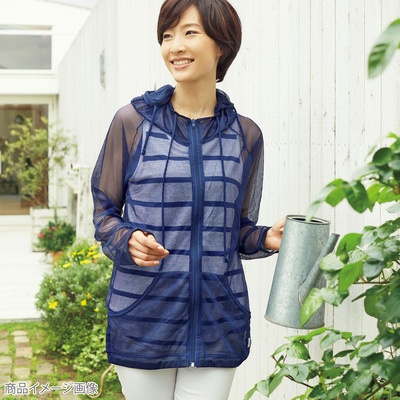 虫が嫌う成分を繊維に定着させた、虫除けメッシュパーカー。携帯に便利なポーチ付き。