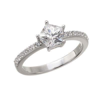 ペンタゴンシェイプの一粒デザインリング。星を感じさせるシンプルなフォルムが魅力。