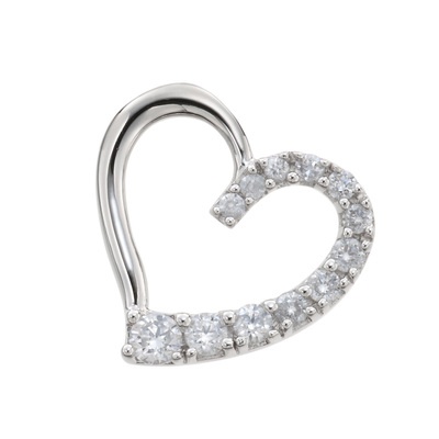 美しいオープンハートをモチーフにした、ペンダントヘッド。胸元を上品に演出します。