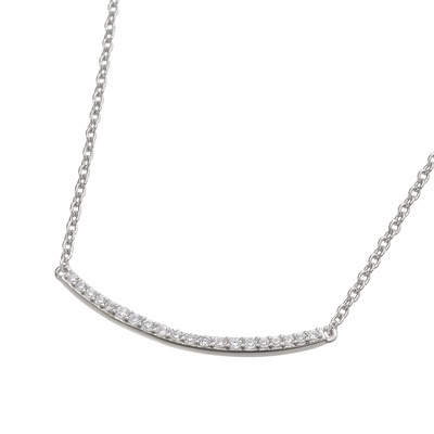 華奢なデザインながら、シンプルなチェーンネックレスのセンターで上品な輝きを放つ。