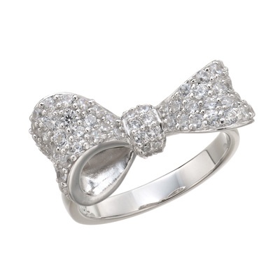 リボンの輪や、結び目等の細やかなデザインと、キラキラリボンが目を引くリングです。