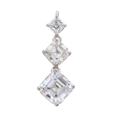 スクエアシェイプのクリアCZを、縦ラインに繋げたペンダントヘッドです。