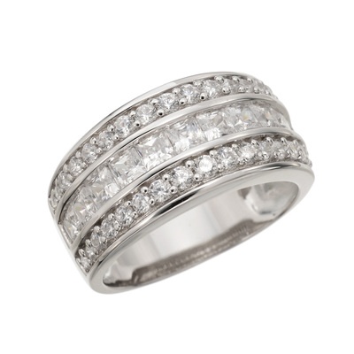 2種類のカットを施したクリアCZの煌めきがあいまって、気品と高級感を漂わせます。