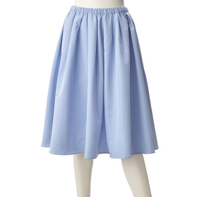 上品なイメージを醸す、膝丈のフレアースカート。綺麗めスタイルが楽しめます。