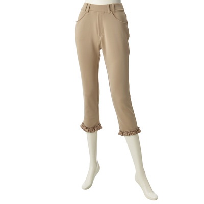 裾には光沢感のあるサテン地のフリルをあしらい、上品な甘さをプラス。