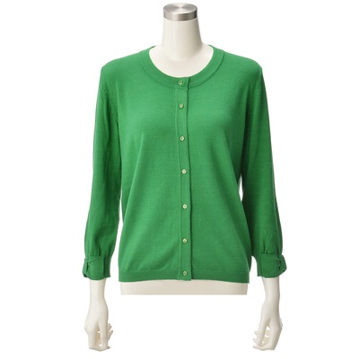 軽やかに羽織れて、梅雨寒や夏の冷房対策、リゾートでの羽織りにもぴったりの1枚。