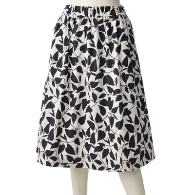 大きなリーフ柄が爽やか。ウエストはゴム仕様で、着心地も楽々です。