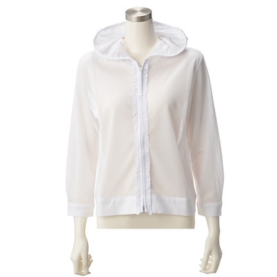 ちょっとスポーティーなパーカーに、フェミニンなフリルをあしらいました。