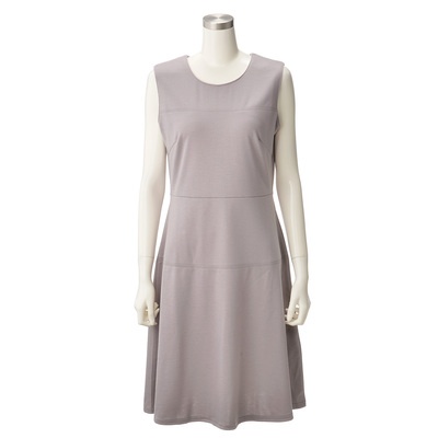 &ldquo;フィット&フレア&rdquo;のシルエット。後ろのファスナーで着やすさにもこだわりました。