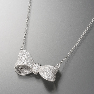 リボンモチーフにダイヤモニークCZを130石セットした、キュートなネックレスです。