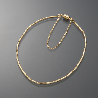 動きに合わせて強い煌めきを放ちます。マグネット式留め具でセーフティチェーン付き。