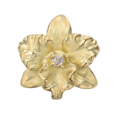 洋ランの女王とも呼ばれるカトレアをモチーフにした、上品なペンダントヘッドです。