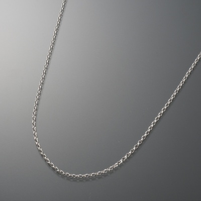 チェーンを編む元となる線を中空にすることで軽量化を実現。優しい光沢感も魅力です。