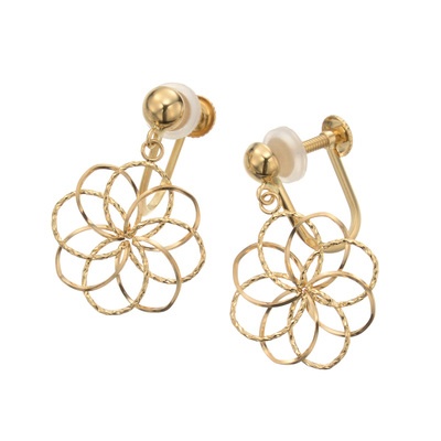 異なるカットを施したパーツを重ねるように組み上げた、立体感のあるジュエリー。