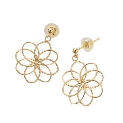 異なるカットを施したパーツを重ねるように組み上げた、立体感のあるジュエリー。