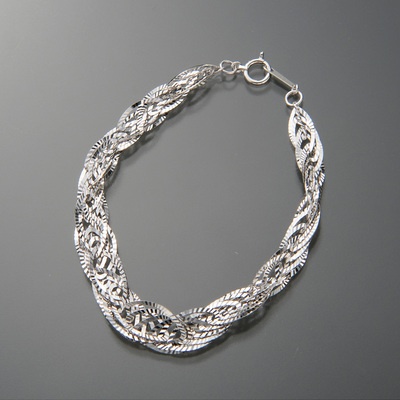 18金ゴールドを使用。職人の手作業でカットを施した、華やかな煌きのブレスレット。