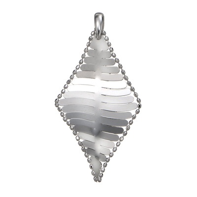 鏡面の光の反射にカットボールチェーンの煌めきを加えた、美しいペンダントヘッド。