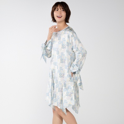 MASAGO サテン素材のプリントチュニックワンピース