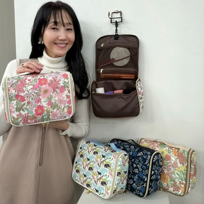 IMリバティプリント 吊り下げられるトラベルポーチ