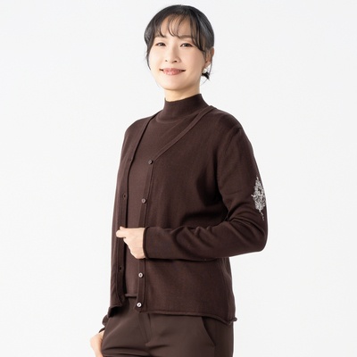 MASAGO 獅子刺繍のVネックミニマライズカーディガン