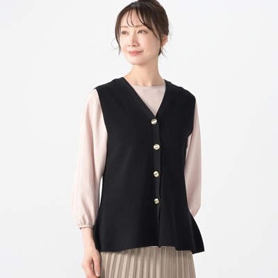 CARRIERE 釦アクセントほんのりペプラムジレ