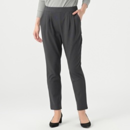 day to day ポンチ素材の2タックテーパードパンツ