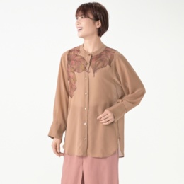 calma ボタニカルプリント 透明感UPシフォンシャツ