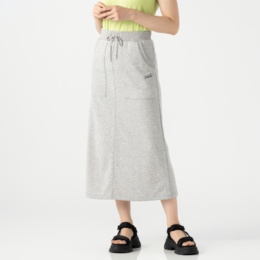 KiKKi ライト裏毛ワンポイント刺繍入りロングスカート