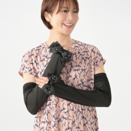 &LOVE 接触冷感のキラキラリボンアームカバー