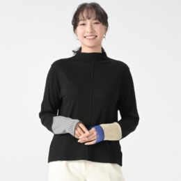 MORNMAGIE アシンメトリーな袖口が映えるトップス