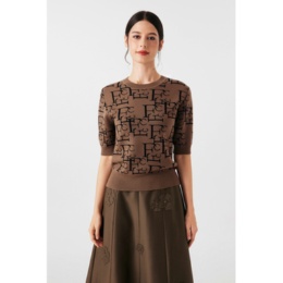 FEE CERISE ブランドロゴ柄メリノウールニットプルオーバー