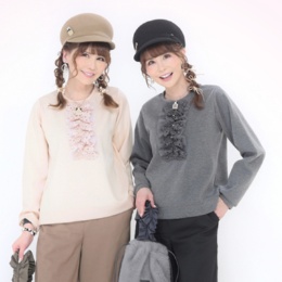 &LOVE パールビジューのデコラティブふりるトップス