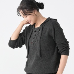 calma アイレットデザイン ふわりニットフーディー