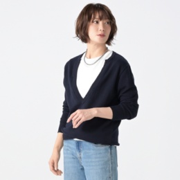 エニワイズ すっきり見せ深Vネックのデザインニット