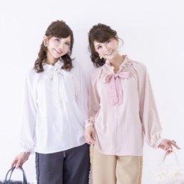  &LOVE ふんわり華やかフリルのレースボウタイ艶ブラウス