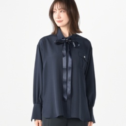 MASAGO シフォン素材のテープリボン付きブラウス