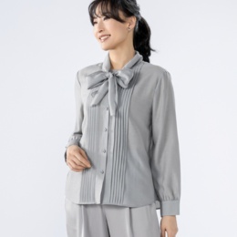 FEE CERISE アセテート混取外しリボン付きタックブラウス