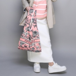 ANNE COQUINEデッサン調フラワープリントエコバッグDカン付