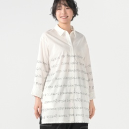 KiKKi 筆記体ロゴプリント入りロングシャツ