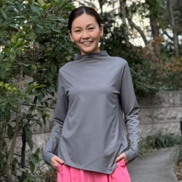 alsome ハイネックのイレギュラーヘムプルオーバー