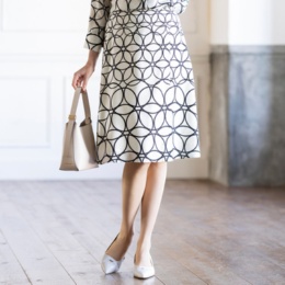 ナラカミーチェ サテン幾何プリントラップ風スカート