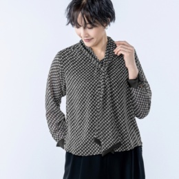 PCD バイヤスジオメトリック柄のシャーリングボウタイブラウス