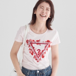 GUESS フラワートライアングルロゴTシャツ ネット限定