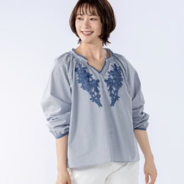 &LOVE フラワー刺繍のストライプブラウス